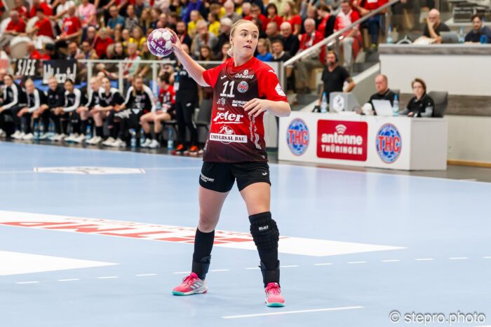 Vilma Matthijs Holmberg (Thüringer HC, 11) beim Siebenmeter. Foto: Steffen Prößdorf
