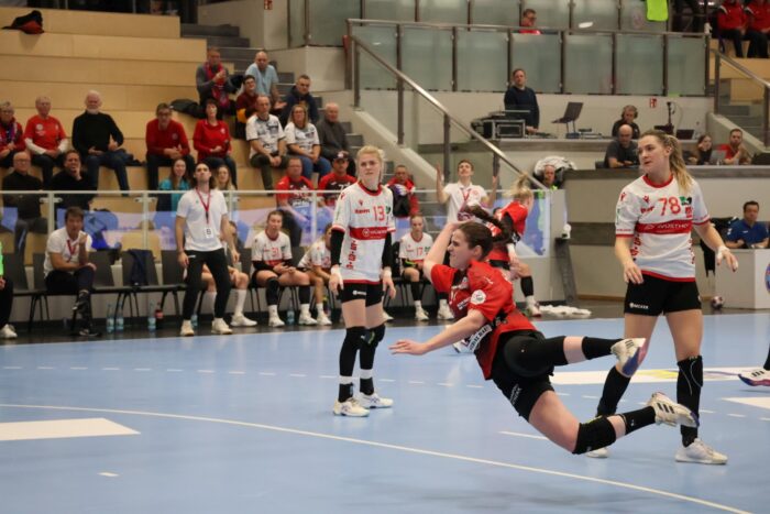 Josephine Huber - trifft hier nach Pass von Kerstin Kündig. (Foto: Steffen Prößdorf)